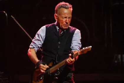 Bruce Springsteen perform
